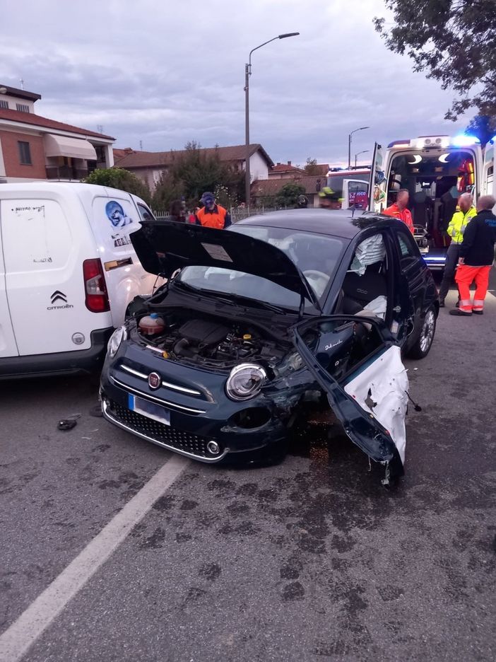 Fossano, scontro tra un furgone e un'auto