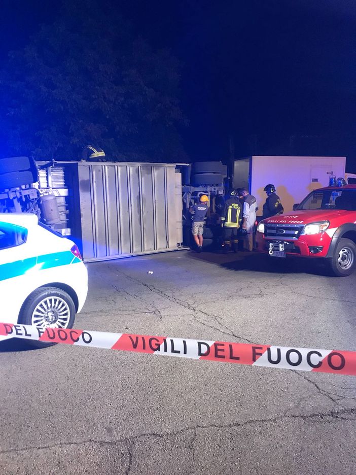 Fossano, incidente in via Circonvallazione: si ribalta il rimorchio di un camion carico di maiali