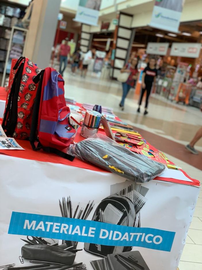 La generosità fa il botto! All’Ipercoop di Mondovicino raccolta quasi mezza tonnellata di materiale scolastico per la Caritas