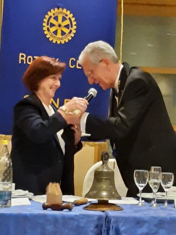 Il momento della 'spillatura' del past president alla nuova presidente Manuela Vico Il momento della 'spillatura' del past president alla nuova presidente Manuela Vico