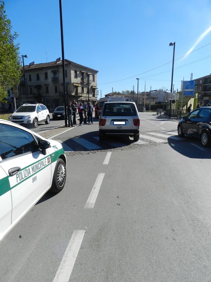 Bra: ventenne investita in piazza Roma