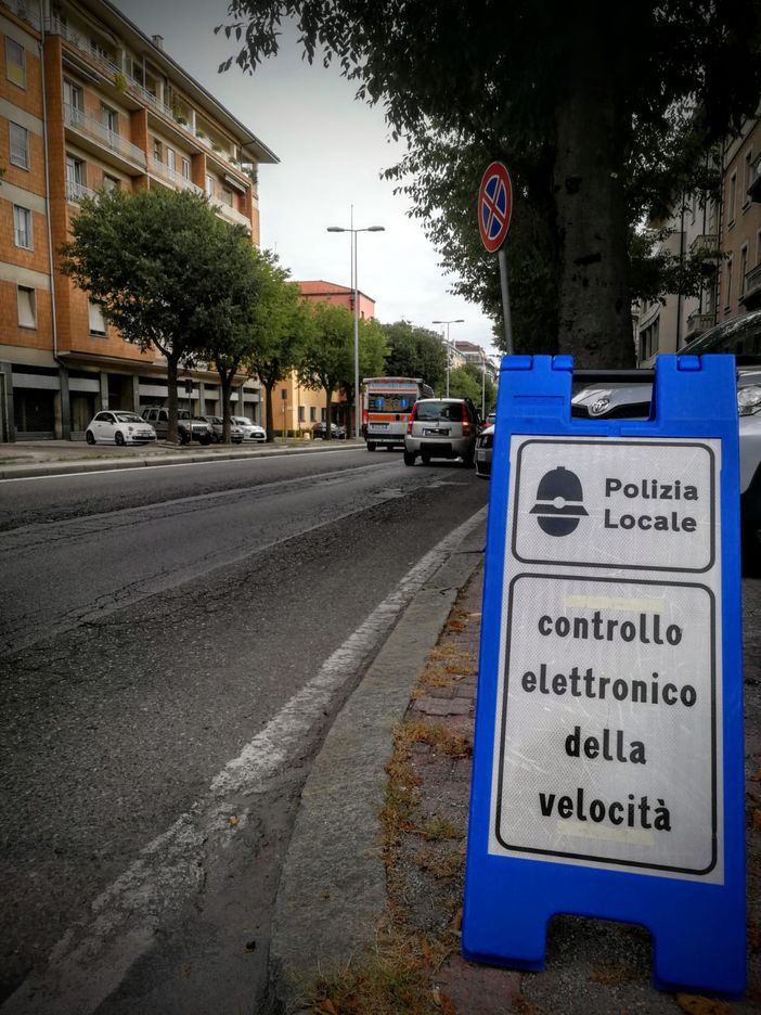 A Cuneo, in poche ore, sanzionate 35 vetture in corso IV Novembre