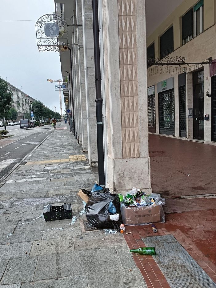 "Ecco il degrado con cui dobbiamo convivere ogni giorno in corso Giolitti a Cuneo"