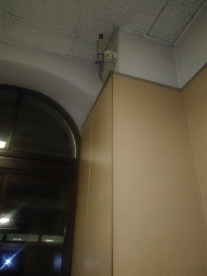 Alla stazione di Savigliano telecamera di sorveglianza verso il soffitto e bagni (a pagamento) senza luce