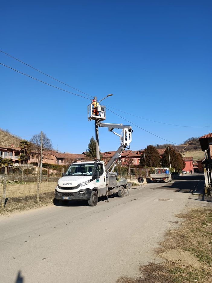 Vezza cambia le vecchie lampade con un centinaio di nuove a led