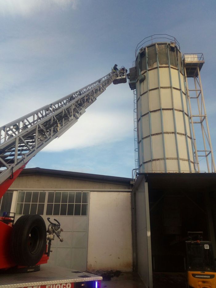 A fuoco un silos a Barge: intervento dei vigili del fuoco A fuoco un silos a Barge: intervento dei vigili del fuoco