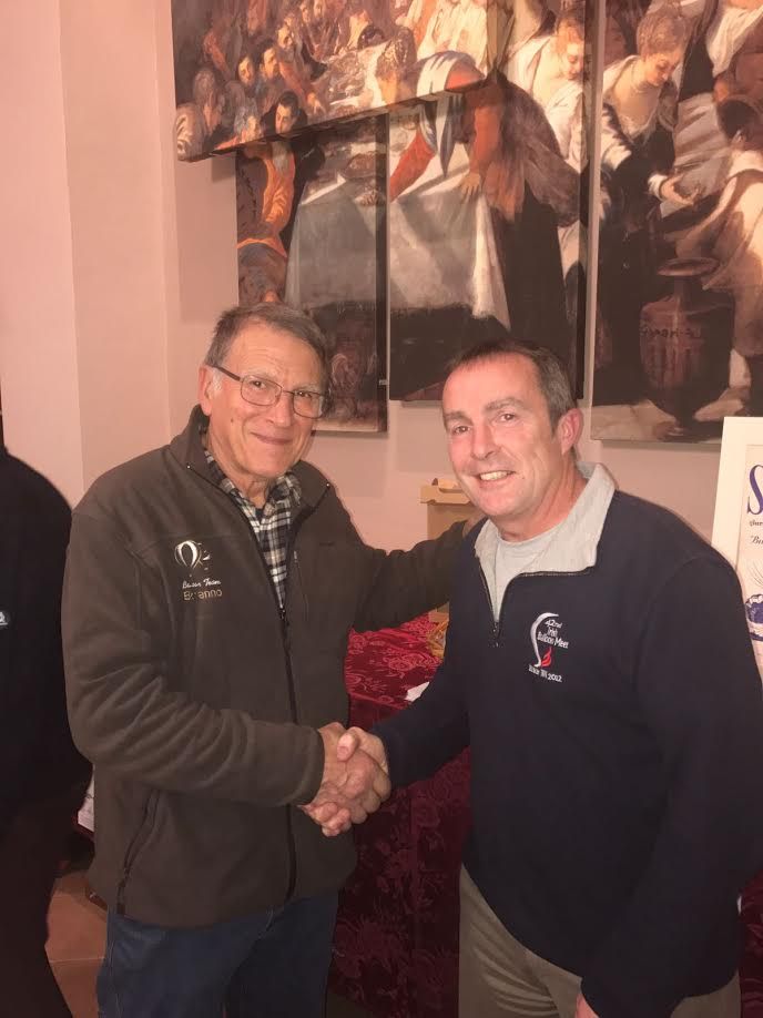 Il vicepresidente dell'Aeroclub, Paolo Bonanno, con il vincitore Nic Bettin