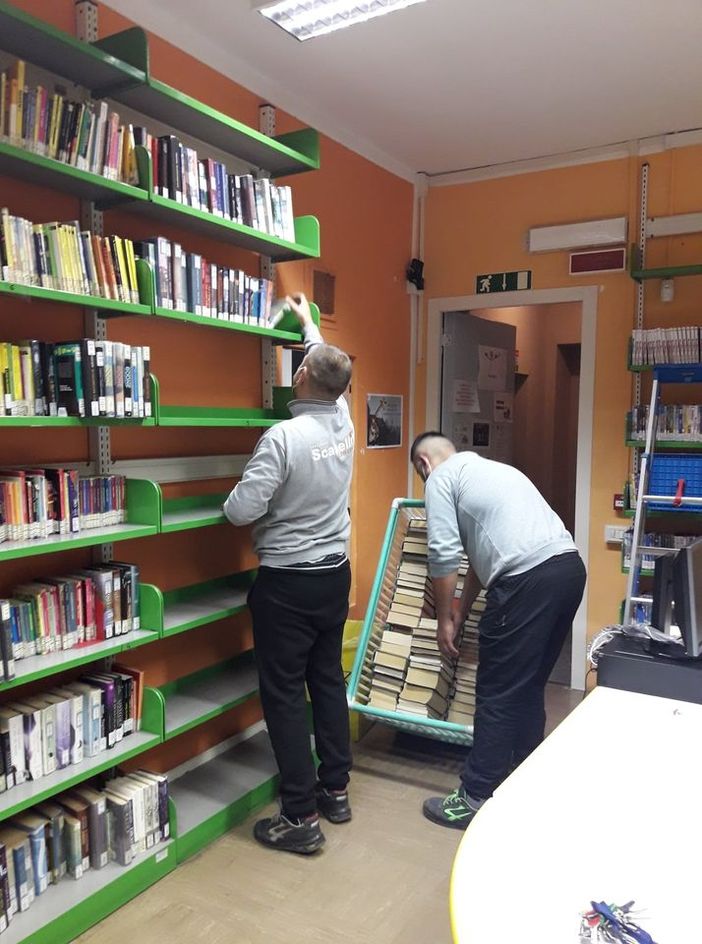 Saluzzo, trasloco di libri dalla "vecchia" biblioteca di via Volta Saluzzo, trasloco di libri dalla "vecchia" biblioteca di via Volta