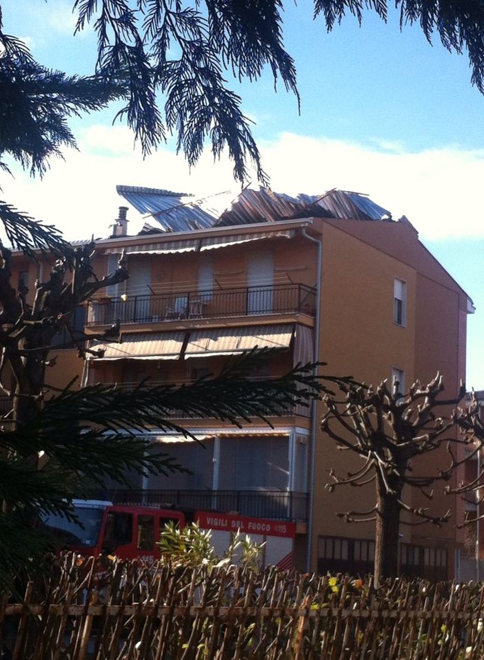 Alba: tetto scoperchiato dal vento