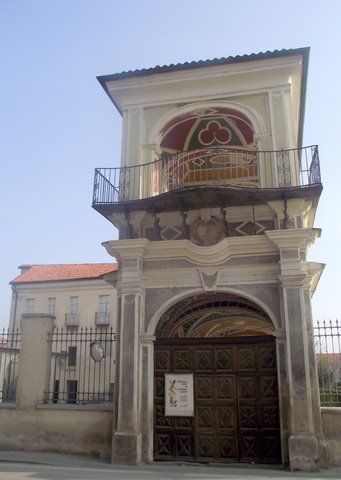 La facciata del Palazzo Sarriod