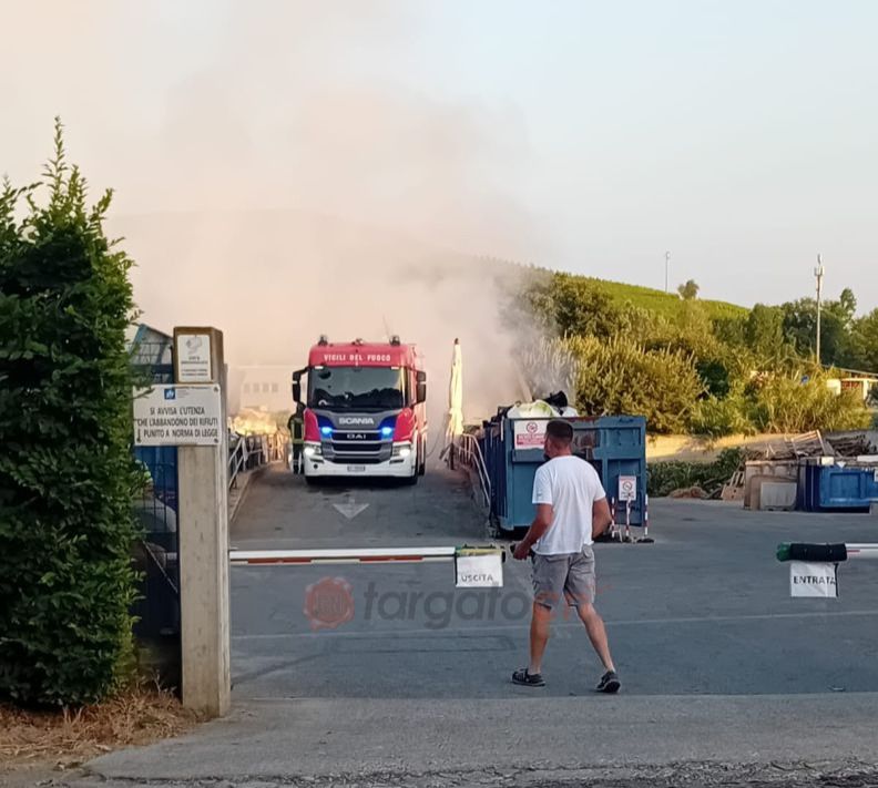 Domato l'incendio all'isola ecologica di Canale Domato l'incendio all'isola ecologica di Canale