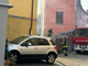 A sinistra l'abitazione interessata dall'incendio A sinistra l'abitazione interessata dall'incendio