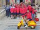 Foto di gruppo di fronte al municipio
