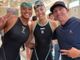 Sara Curtis con la compagna di squadra Bryn Greenwaldt e l'allenatore Todd DeSorbo - profilo fb uvaswimdive