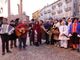 Le maschere di Famija in piazza Duomo per il Carnevale, tra le tante iniziative tradizionali del sodalizio langarolo Le maschere di Famija in piazza Duomo per il Carnevale, tra le tante iniziative tradizionali del sodalizio langarolo