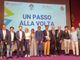 Max Chicco con Bruno Murialdo, i vertici di Confindustria Cuneo, gli attori e alcuni dei volti di &quot;Un passo alla volta&quot; dopo la prima del Pala Alba Capitale