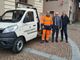 Il cantoniere Dario Dossetto con i sindaco Gianni Gatti e il geometra Enrico Frittoli con il nuovo furgone comunale