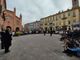 "Alba ripudia la guerra!", manifestanti in piazza per promuovere la riconciliazione (FOTO e VIDEO)