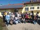 Il gruppo di studenti e di insegnanti davanti all'agriturismo dell'azienda "La Bottera"