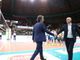 Matteo Battocchio stringe la mano al coach di Brescia Roberto Zambonardi (Foto Valerio Giraudo)