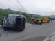 Auto si ribalta sulla provinciale tra Villanova e Roccaforte Mondovì e colpisce colonnina del gas