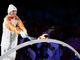 Stefania Belmondo con la Fiaccola Olimpica accende il braciere di Torino 2006