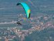 Un parapendio in volo decollato dal pianoro di San Bernardo sopra Martiniana Po