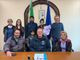 La famiglia accolta con il sindaco sindaco Emiliano Negro e i consiglieri Michele Valsecchi e Wilma Galliano insieme ai referenti del progetto
