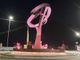 Venasca si illumina di rosa per la Giornata della donna: riflettori sulla scultura "Risalite"