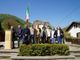 Isaia con alcuni parenti dei partigiani della Valle Grana durante la cerimonia di sabato 25 aprile