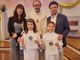 I piccoli Leonardo e Beatrice Stenta con i genitori e don Damiano