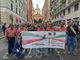 Alpini braidesi con lo striscione disegnato da Francesca Semeraro
