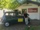 Remo Schellino fuori dal suo studio di produzione a Naviante (Farigliano) con la Renault 4 che utilizza per portare tutta l'attrezzatura
