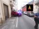 Auto si cappotta a Bra in via Re Umberto I