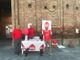 Il presidente del gruppo Aido di Bagnolo Piemonte, Barge e Valle Po con due volontari durante la &quot;'Giornata del Sì&quot;