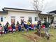 La messa a dimora di uno degli alberi nella materna "Ilaria Alpi"