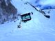 Alcune immagini del distacco di neve verificatosi in mattinata lungo la Statale 21