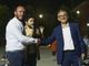 La stretta di mano tra il neo sindaco Baldi con il rivale Laurenti (Foto: Diego Murgioni)