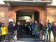 Nella foto un gruppo di visitatori della mostra davanti a Casa Francotto