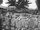 Il presidente della Cassa Edile Pietro Giaccardi saluta i bambini in partenza per la colonia marina davanti al Monumento alla Resistenza di Cuneo nel 1968 (Foto: Archivio Paolo Bedino di proprietà della Fondazione CRC)