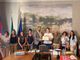Eleonora Ghibaudo tra il sindaco Roberto Dalmazzo, il vice Oscar Fiore e gli amministratori comunali
