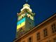 La torre civica di Cuneo illuminata con i colori della bandiera dell'Ucraina
