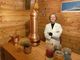 Elisa Tarasco nel laboratorio di Essenza Monviso a Pian della Regina (Crissolo)