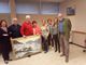 I due cuneesi con l'opera di Olivero donata all'associazione dei piemontesi di aix-en-Provence
