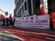 Il corteo davanti alla Provincia