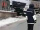 Ormea: camion urta muretto spartitraffico e rimane incastrato