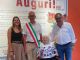 La pittrice Maria Rosa Ravera Aira con il sindaco Ezio Donadio, la vice-sindaca Beatrice Aimar e l'assessore regionale Marco Gallo