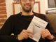 Matteo Mana con una copia de &quot;La colpa di Andrea&quot;