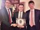 Pietro Danna (a sinistra) e Pietro Meineri (a destra) premiano il Leo Advisor uscente, Marco Bailo