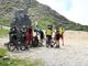 Ciclisti in cima al Colle della Fauniera dal monumento dedicato a Marco Pantani - Fotogallery di Diego Murgioni